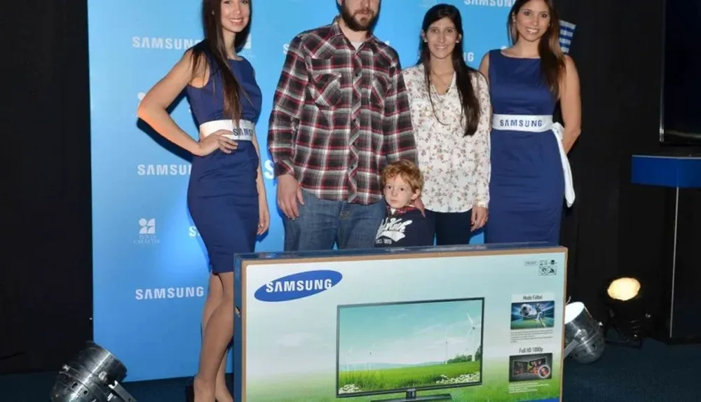 Daniel Grana, ganador de la promoción “Unite al juego”, junto a su familia.