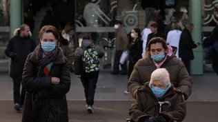 Varias personas con mascarillas, en el Hospital Clínic de Barcelona.