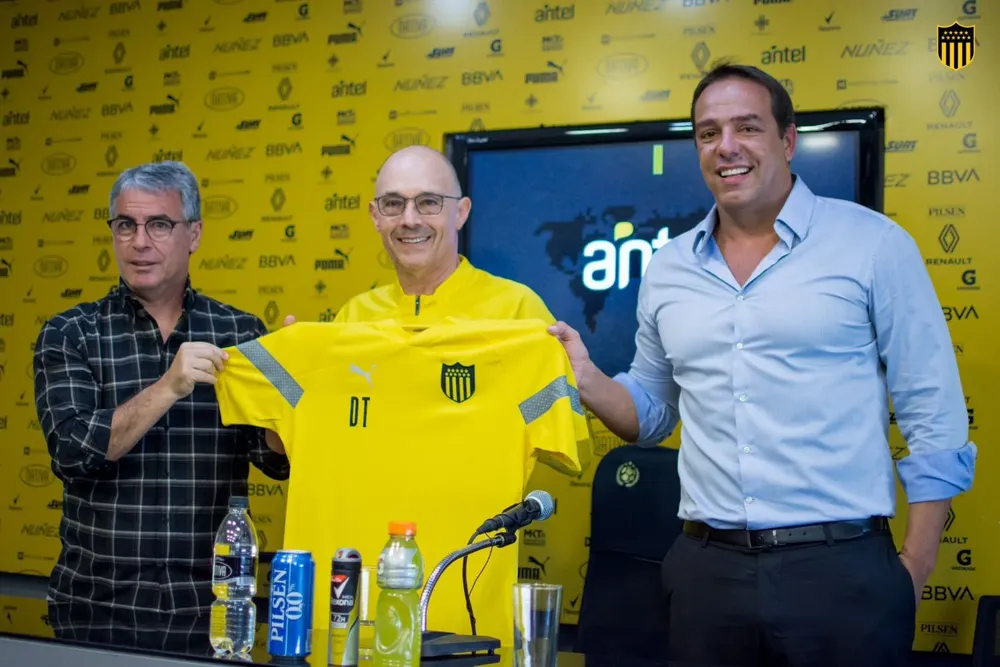 Peñarol presentó este viernes a Alfredo Arias como nuevo técnico en Los Aromos; allí lo presentaron el presidente Ignacio Ruglio y el director deportivo, Pablo Bengoechea