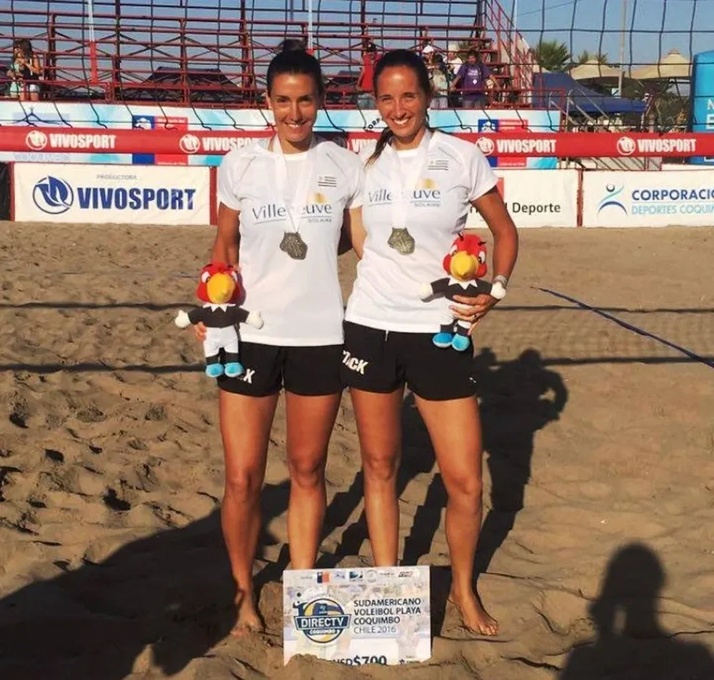 Lucía Guigou y Fabiana Gómez con la mascota del torneo