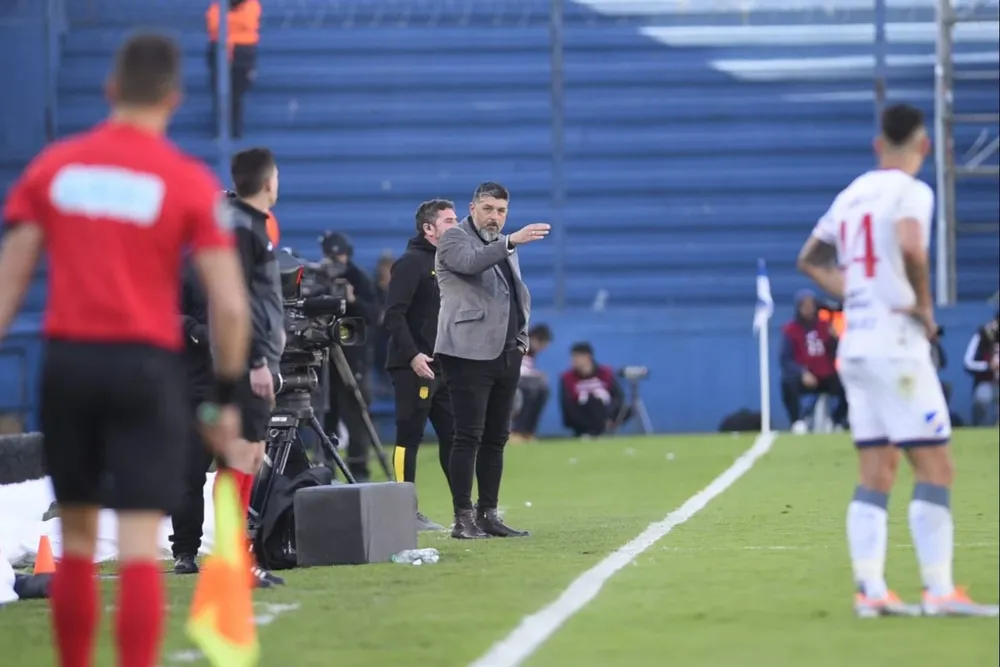 Leonardo Ramos dirigiendo a Peñarol en el clásico