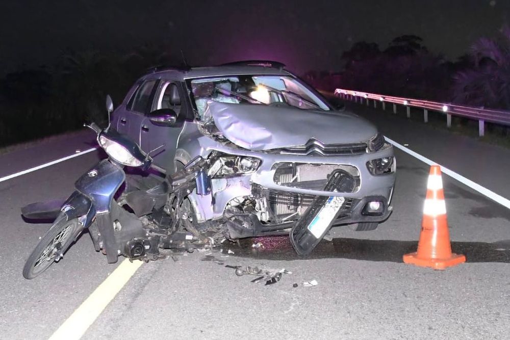 Así terminó el auto de Rafael Villanueva tras chocar con una moto en Rocha