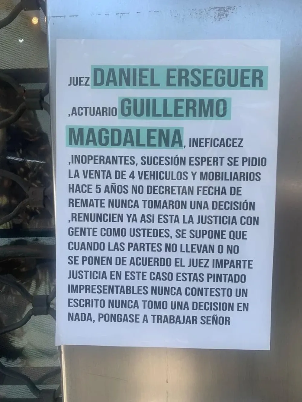 Cartel colocado en los Juzgados de Familia contra el juez y el actuario