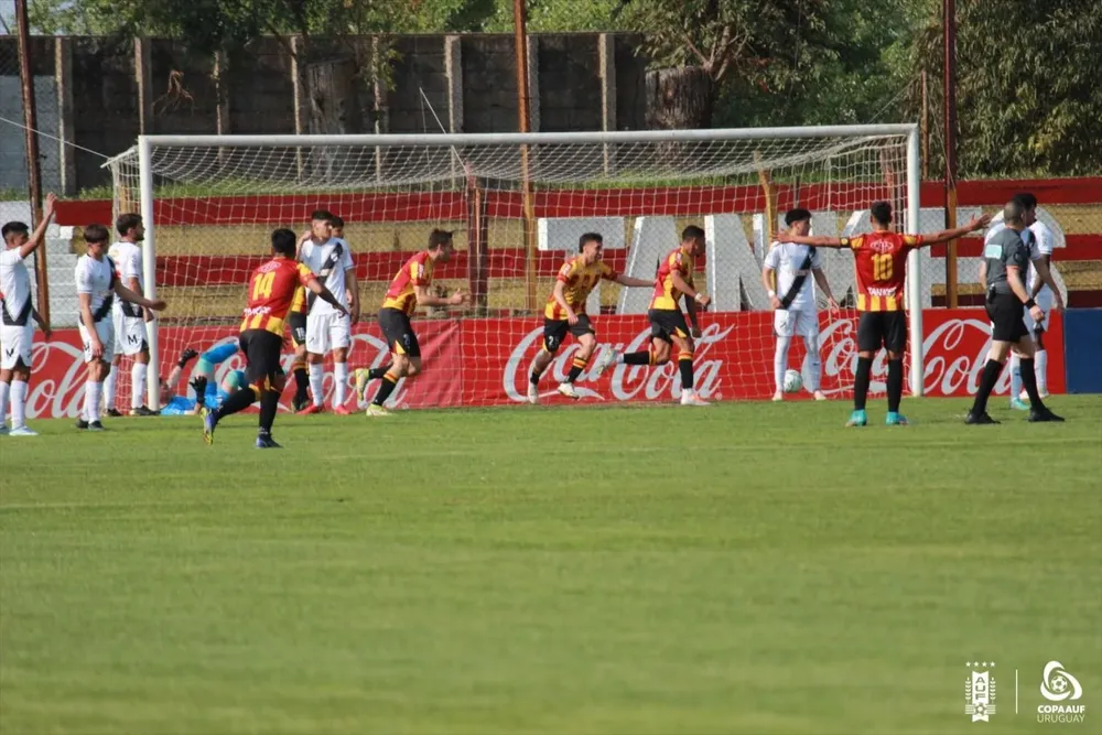 Gol de Progreso contra Danubio; el partido se jugó en el Paladino