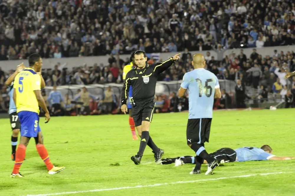 El juez Carlos Amarilla arbitrando Uruguay vs. Ecuador en el Estadio Centenario en las Eliminatorias Brasil 2014