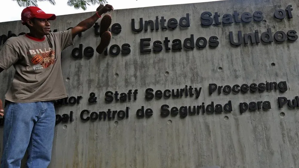 El secretario de Estado de EE.UU., Mike Pompeo, dijo que el personal diplomático permanecerá en Venezuela.