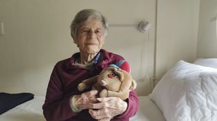 Ilse junto al macaco que le recuerda a su difunto esposo.