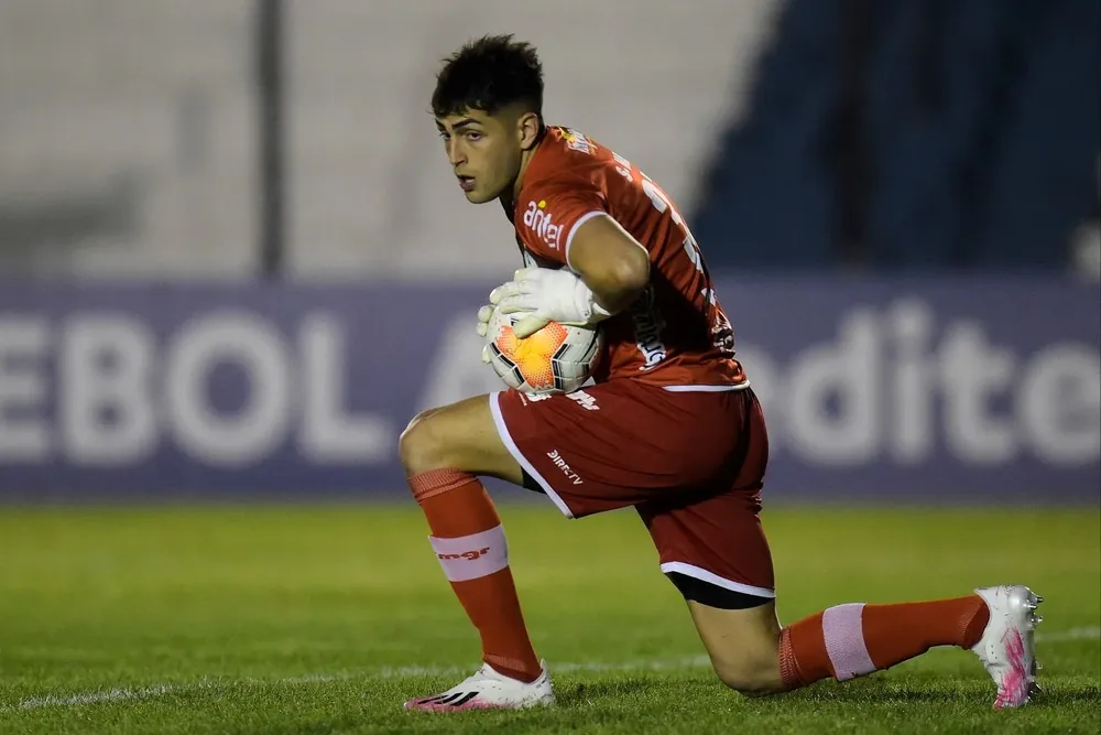 Mele estará al menos dos meses alejado de las canchas