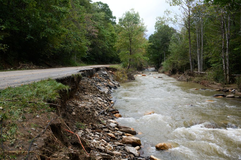 Una carretera dañada por la tormenta tras el paso del huracán Helene el 30 de septiembre de 2024 cerca de Black Mountain, Carolina del Norte.