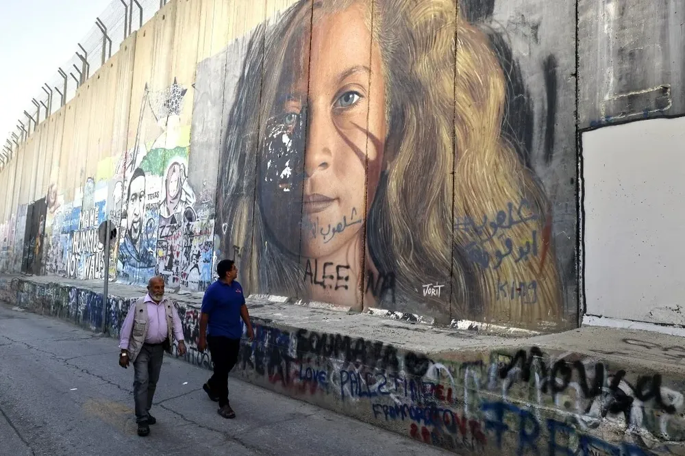 Un retrato gigante de Ahed Tamimi fue pintado cerca de la ciudad de Belén sobre el muro de separación construido por los israelíes en Cisjordania.