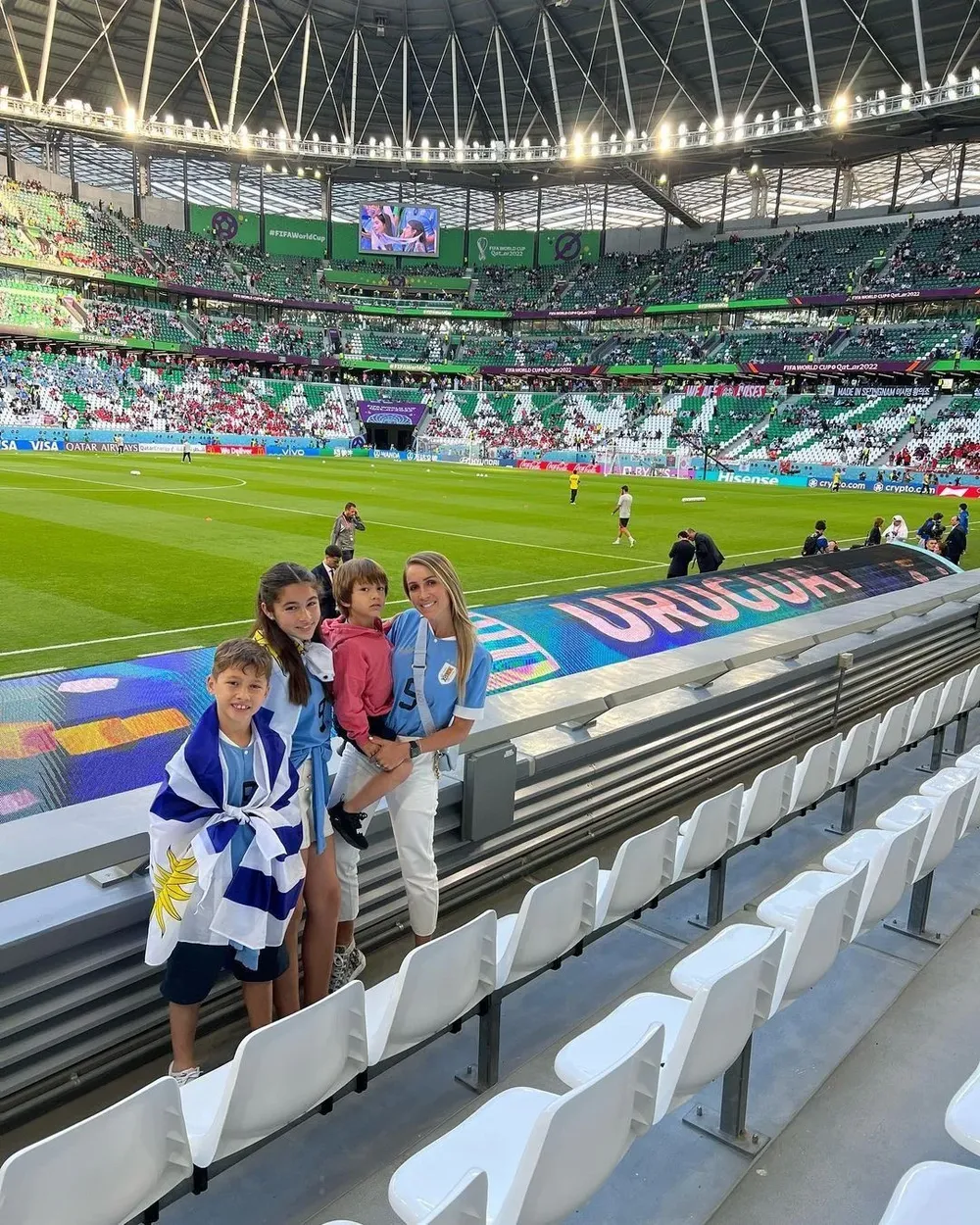 La pareja de Suárez y sus hijos participaron del partido