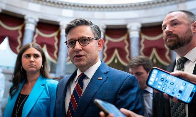 El presidente de la Cámara de Representantes de EE. UU., Mike Johnson, hablaba con los medios de comunicación el jueves, cuando se celebró la votación de la ley en Washington.