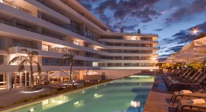 Relajarse en la terraza exterior del Dazzler Colonia