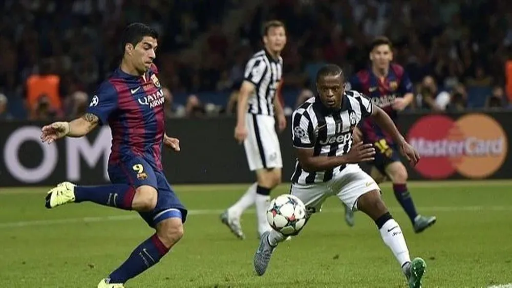 Luis Suárez definiendo ante Patrice Evra de Juventus la Liga de Campeones para Barcelona