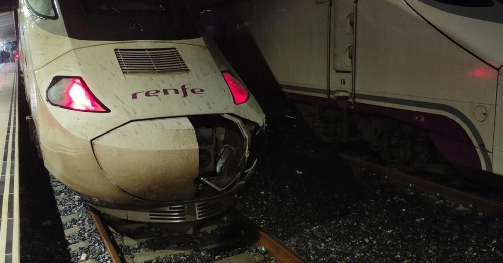 El frente del tren Alvia tras el impacto contra las rocas.