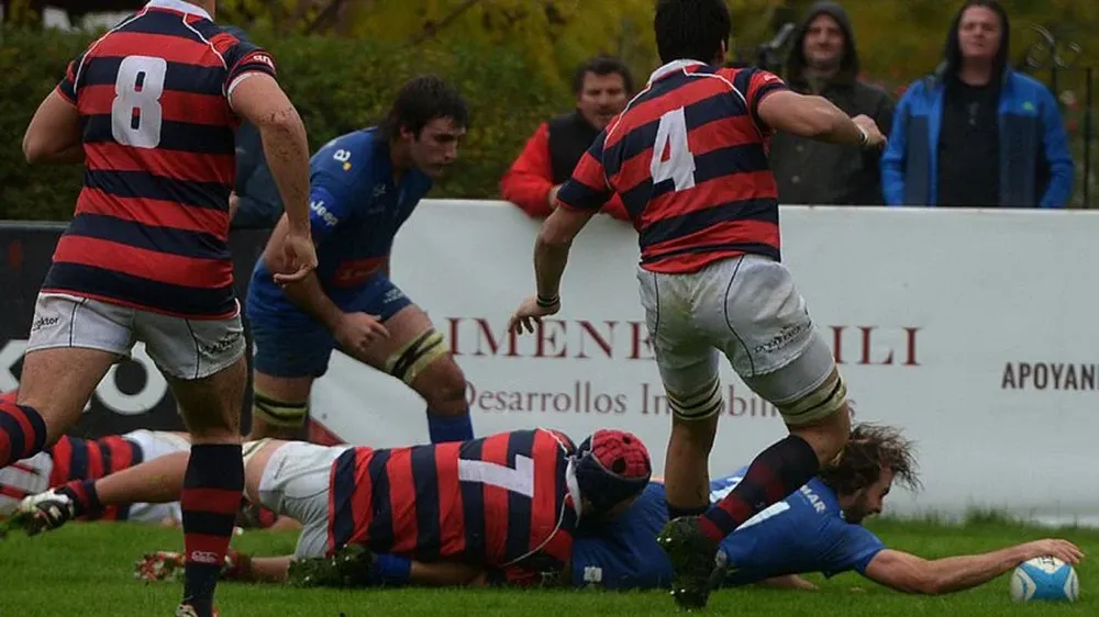 Federico Favaro, apoya el try de de Old Christians