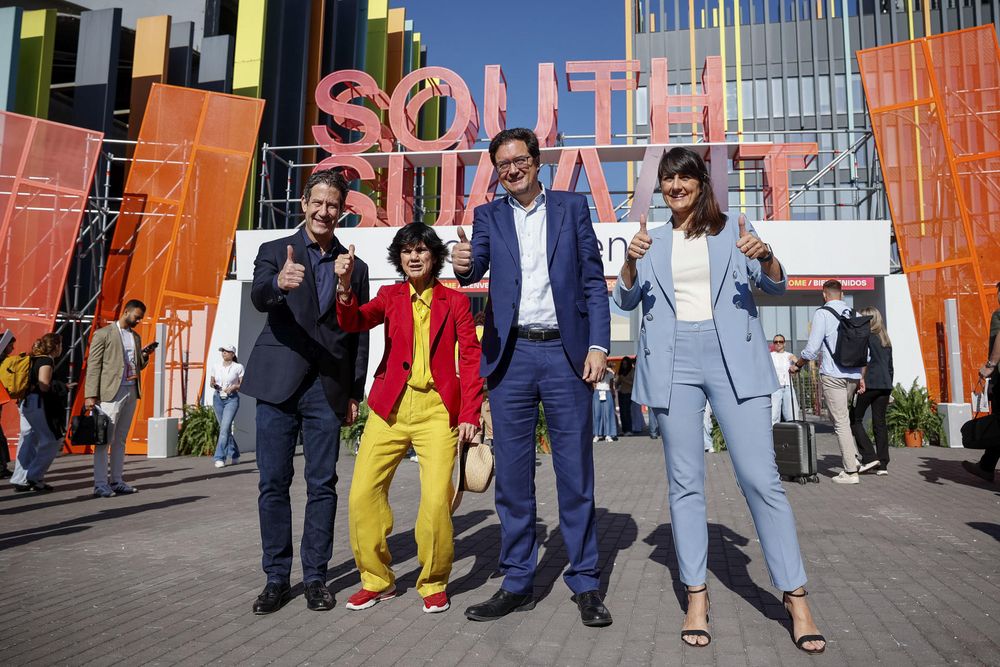 El ministro para la Transformación Digital y de la Función Pública, Óscar López (2d), junto a la Secretaria de Estado de Digitalización e Inteligencia Artificial, María González Veracruz (d); la presidenta de South Summit, María Benjumea (2i), y el decano de IE Business School, Lee Newman, durante el acto de inauguración del South Summit Madrid 2026.&nbsp;