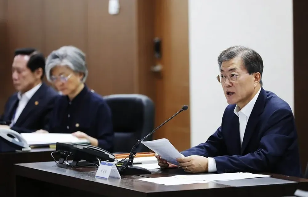El presidente surcoreano Moon JAe-In asiste a un informe del comité de emergencia en Seúl