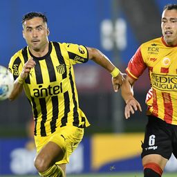 Jaime Báez de Peñarol ante Facundo Silvera de Progreso Jaime Báez de Peñarol ante Facundo Silvera de Progreso