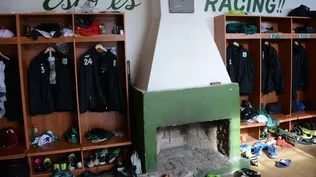 El vestuario con la estufa a leña en el medio