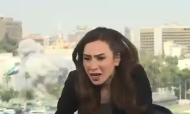Una reportera de televisión es sorprendida por el bombardeo en plena transmisión