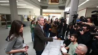 El presidente de la Xunta y candidato del Partido Popular a la reelección, Alfonso Rueda, ejerce su derecho a voto, en el Centro Galego de Tecnificación Deportiva (CGTD).