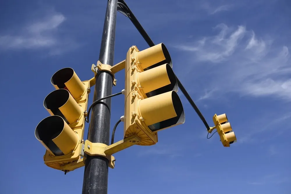 El nuevo semáforo se instala en el cruce de Agraciada y Francisco Tajes