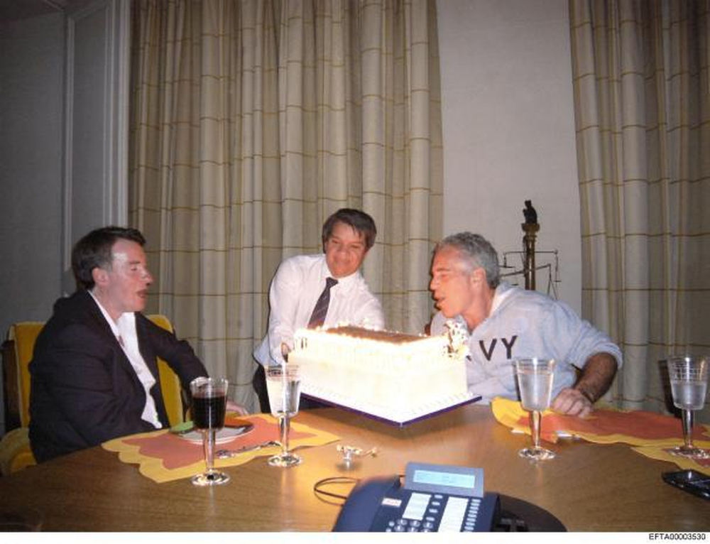 El exembajador Peter Mandelson junto a Jeffrey Epstein. (AFP)