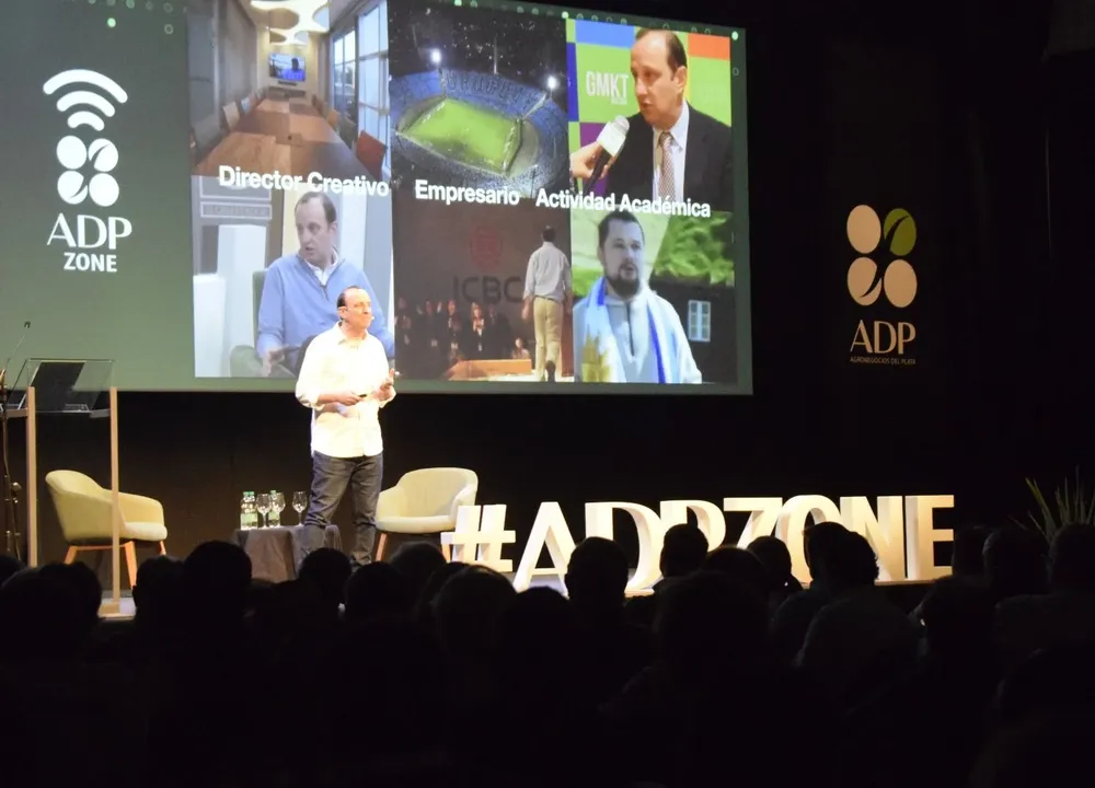 El creativo publicitario llamó a buscar nuevos puntos de vista de las cosas ya conocidas.