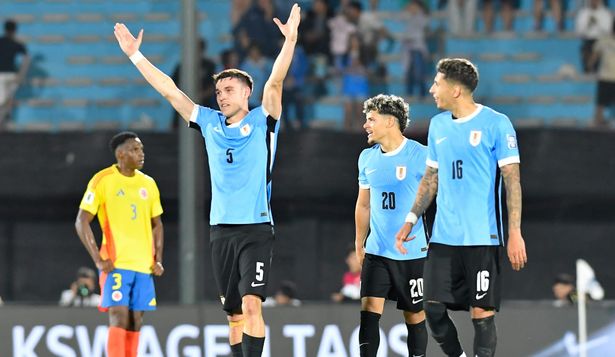 Manuel Ugarte celebra su primer gol para la selección de Uruguay que le dio la victoria en la hora ante Colombia