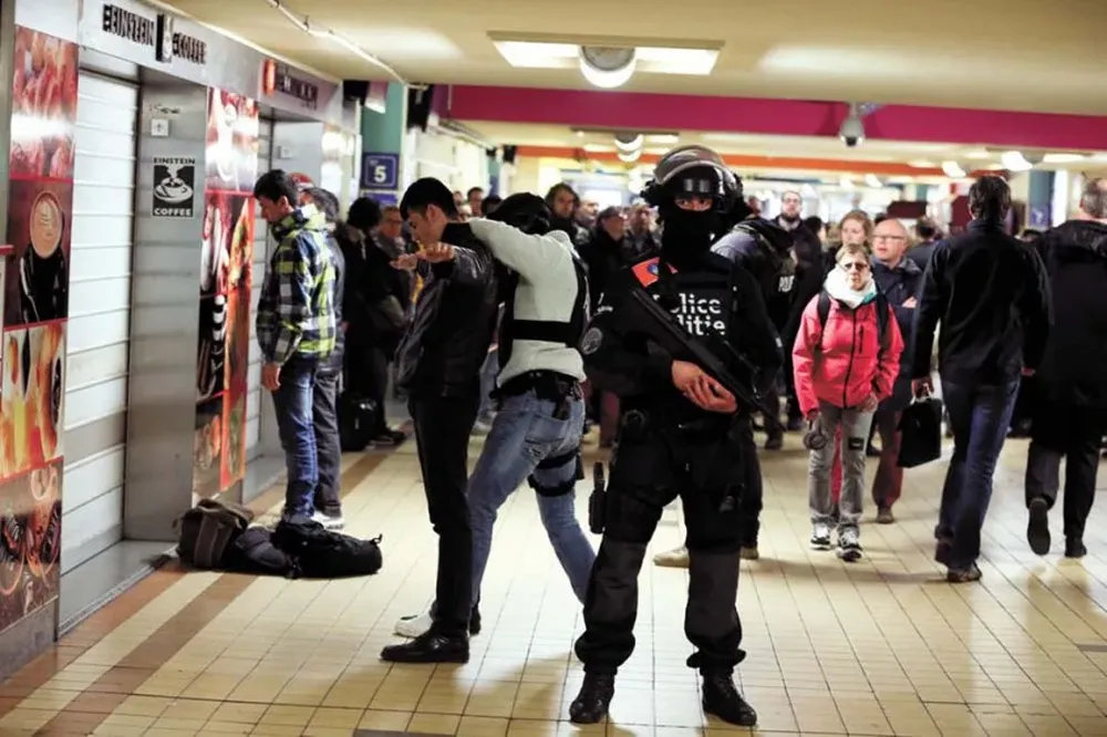 La Policía realizó estrictos controles a los pasajeros apenas estalló el explosivo en la estación de metro. AFP