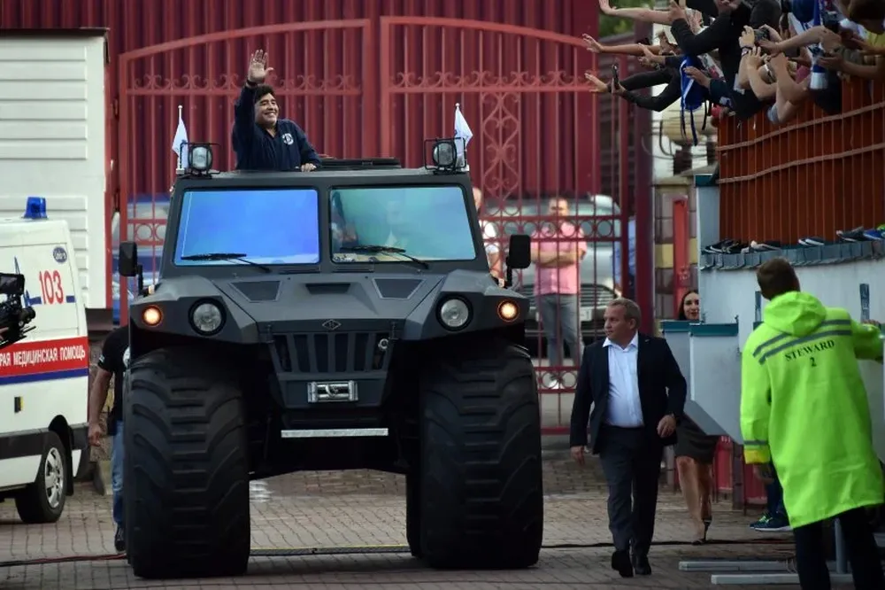 El jeep en el que Maradona llegó al estadio de su nuevo club