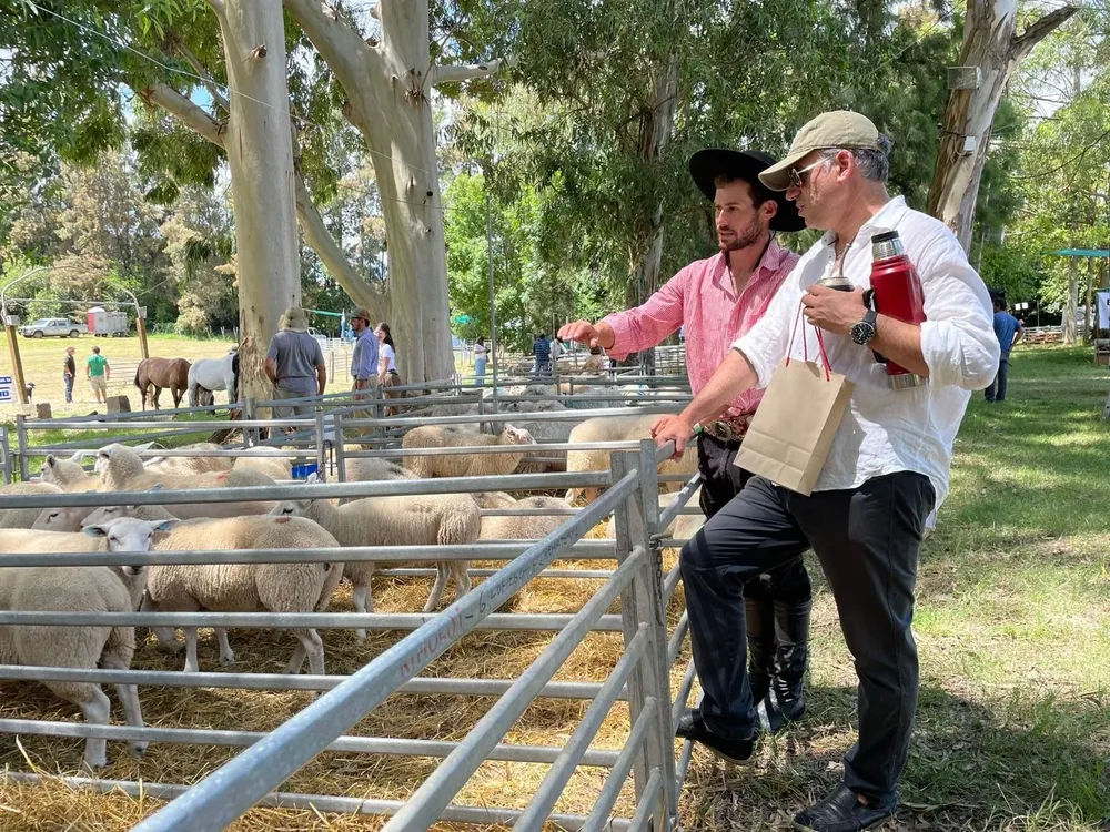 El intendente de Canelones, Yamandú Orsi, dialogó con los productores del rubro ovino.