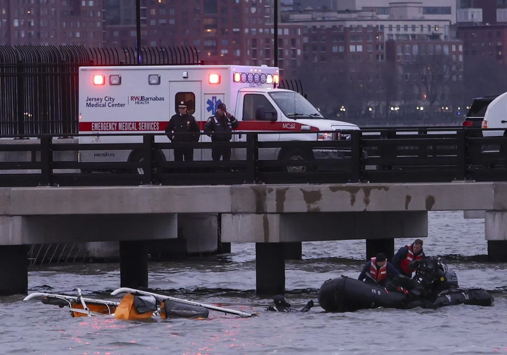 Rescate de los restos del helicóptero accidentado en en el que ha muerto con una familia española. &nbsp;EFE
