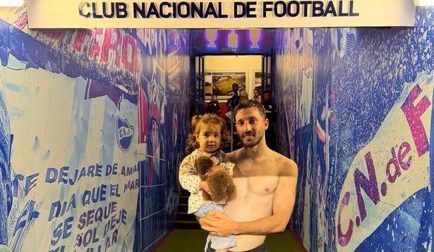 Matías Viña debutó con River Plate argentino en el Gran Parque Central y se tomó una foto con su hija en el túnel tricolor