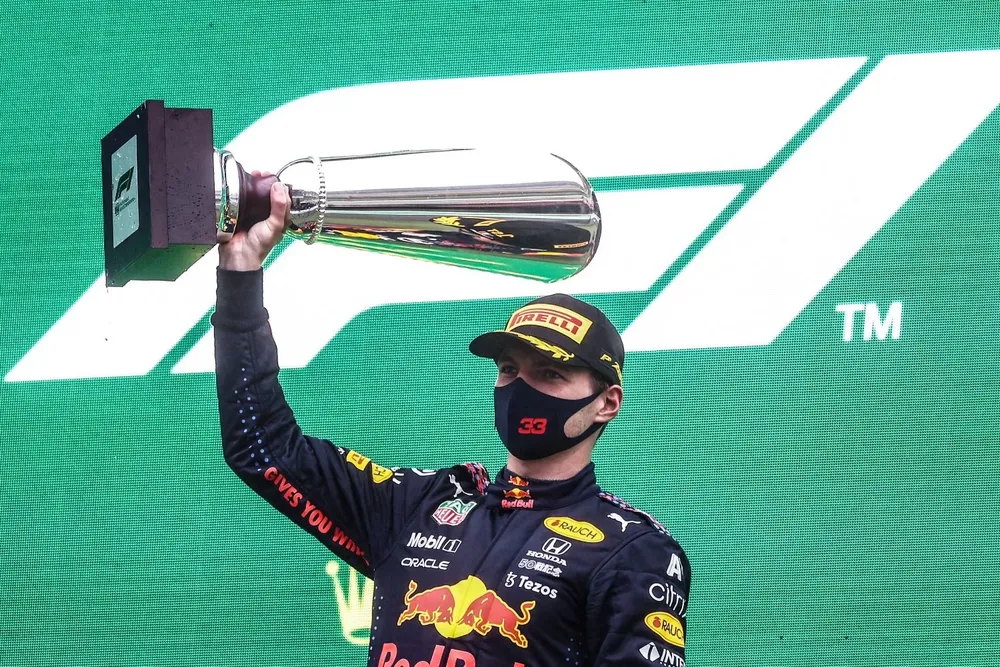 Max Verstappen celebró igual en el podio, como si se hubiera corrido una carrera normal