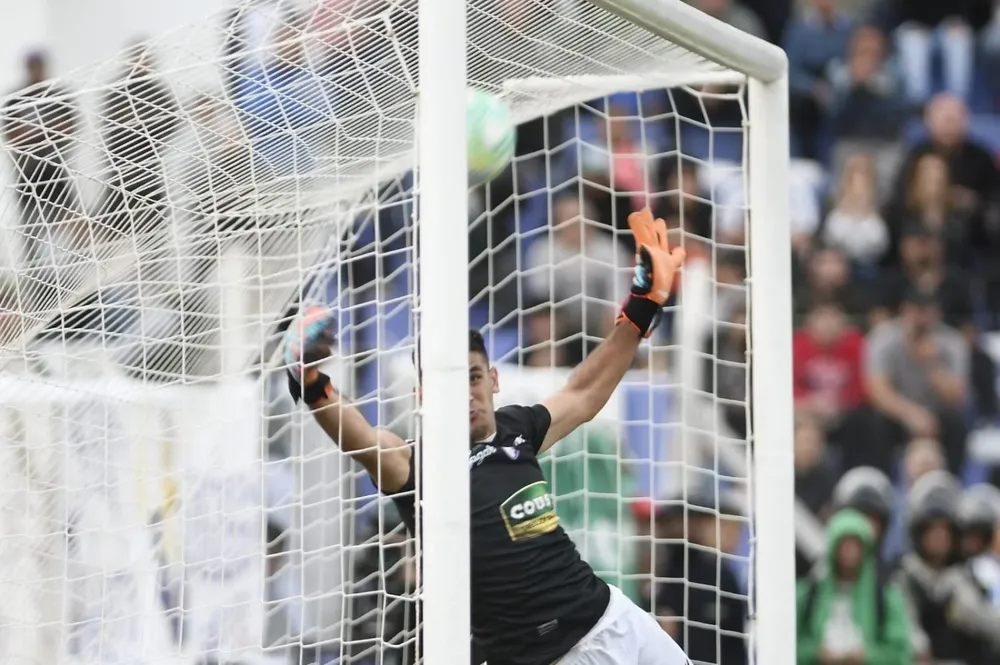 Darío Denis rechaza la pelota tras un tiro libre de Santiago Rodríguez en el que Nacional reclamó gol