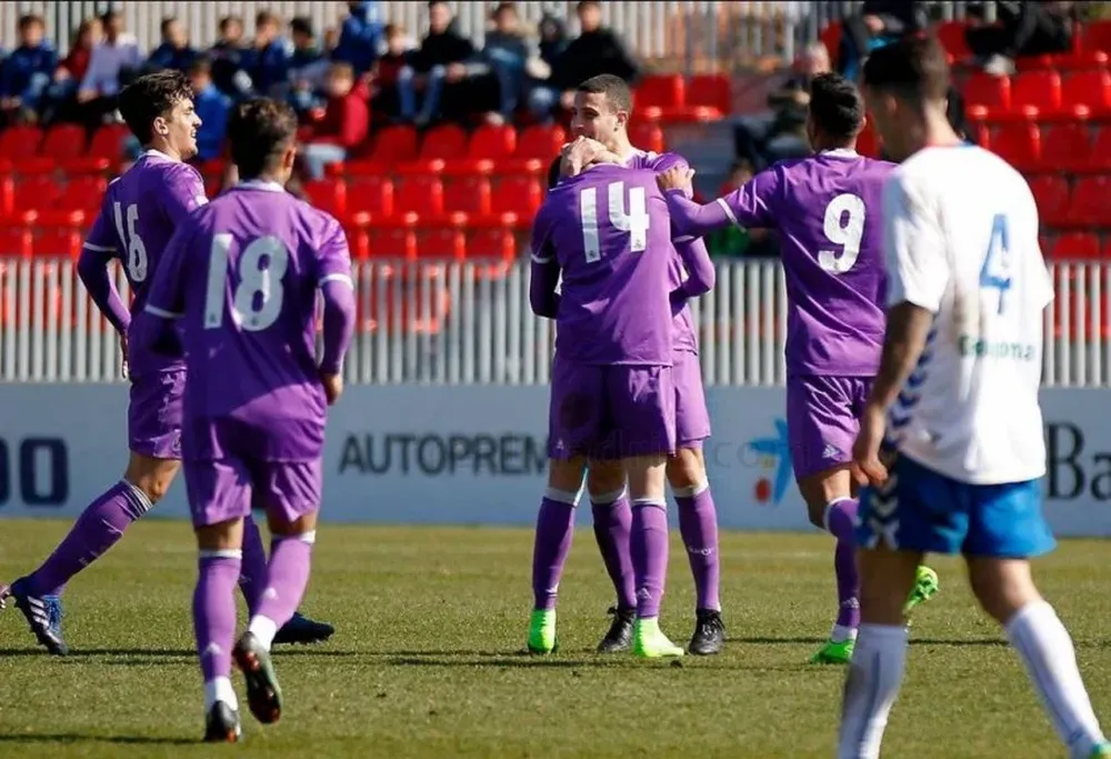Todos abrazan al número 14 que es Federico Valverde
