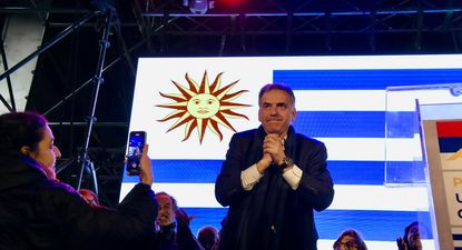 Yamandú Orsi luego de ganar la elección interna del Frente Amplio