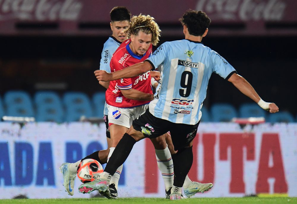 Luciano Boggio disputa una pelota con Enzo Larrosa en el empate entre Cerro y Nacional