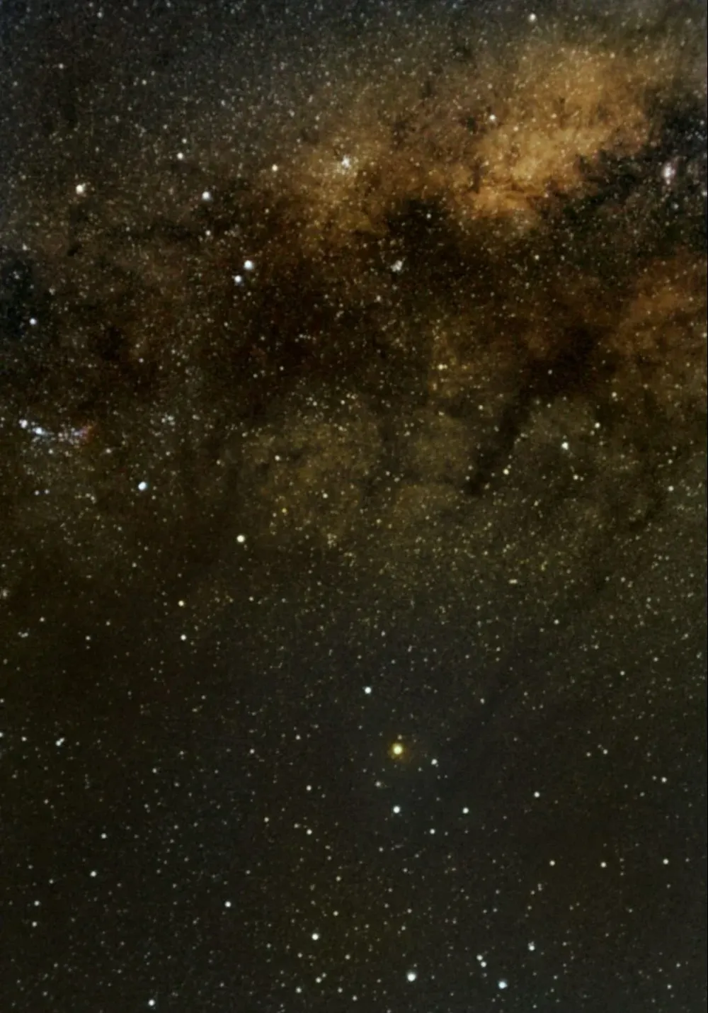 Fotografía del centro galáctico y la constelación del Escorpión. Imagen lograda con Xiaomi Redmi Note 8 mediante apilado de 50 tomas de 16 segundos de exposición. Esta técnica permite detectar con el celular objetos mucho mas débiles que los visibles a simple vista.