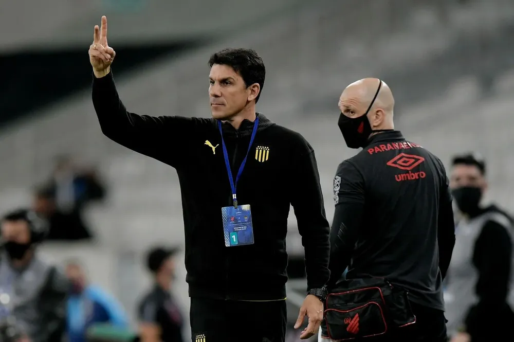 Mauricio Larriera sigue apostando por su fútbol en Peñarol