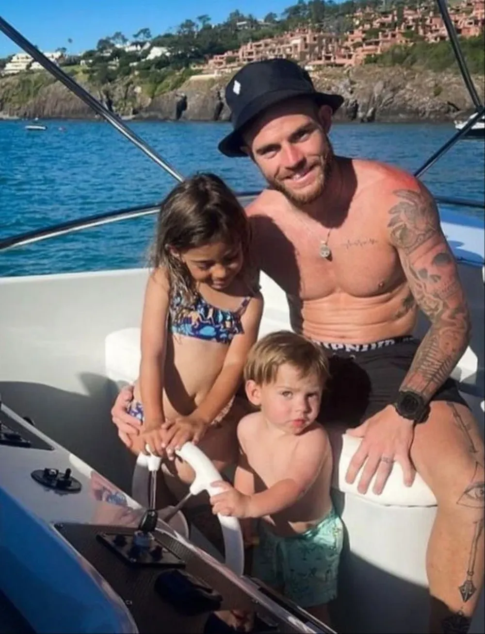 Nahitan Nández con sus hijos en Punta del Este