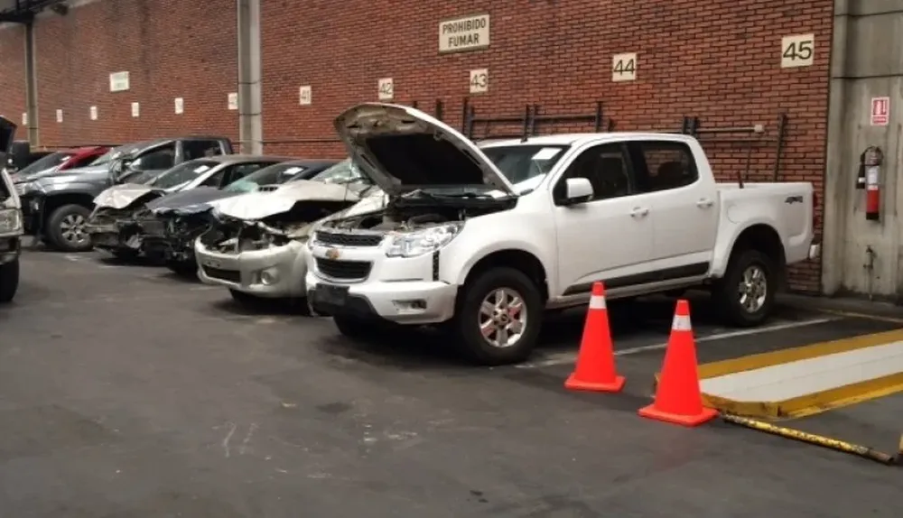 Algunas de las camionetas y vehículos siniestrados