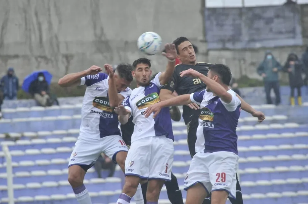 Fénix y Peñarol mostraron poco en el primer tiempo