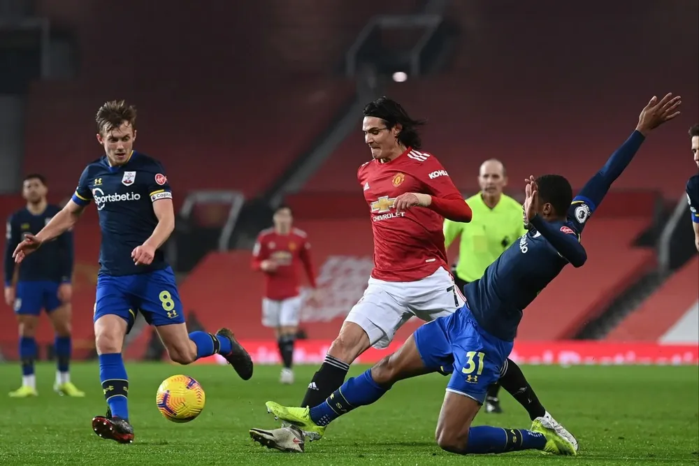 El planchazo de Ramsay que lesionó a Cavani