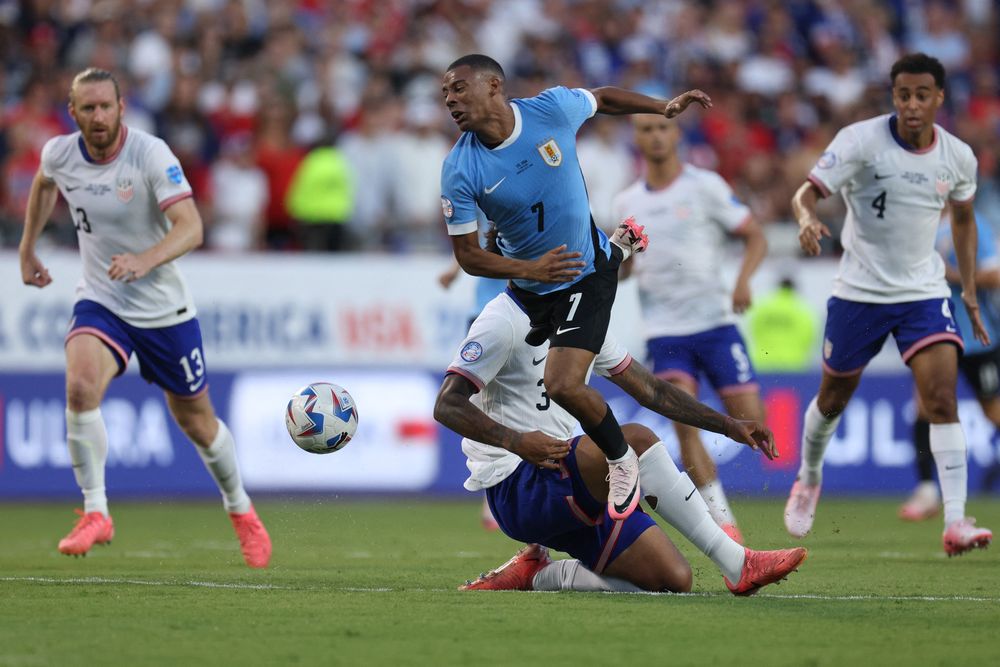 Nicolás De la Cruz de la selección de Uruguay ante Estados Unidos por la Copa América 2024
