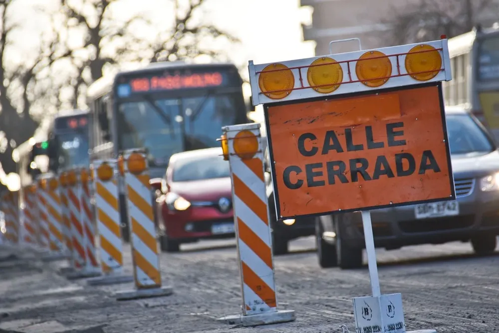 Cartel ilustrativo de calle cerrada. Archivo