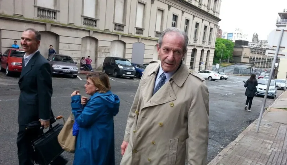 Los gerentes Milano y Giraldez, junto al abogado Amadeo Ottati, a la salida del juzgado