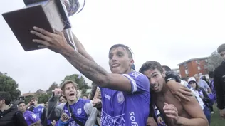 Mathias Suárez levanta la copa y celebra el título del apertura